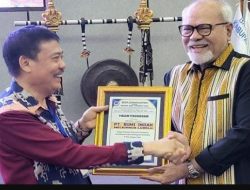 BPD GAPENSI NTT BERI PENGHARGAAN KEPADA 9 KONTRAKTOR BERJASA DALAM PEMBANGUNAN INFRASTRUKTUR