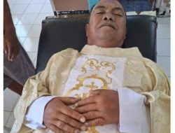 UMAT KATOLIK KEUSKUPAN WEETEBULA BERDUKA ATAS BERPULANGNYA ROMO AMOS BILI LEDE