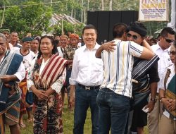Calon Bupati Fransiskus Martin Adilalo dan Yeremia Tanggu Menolak Digendong Pendukung Saat Kampanye di Gallu Tombo