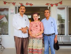 Universitas Stella Maris Sumba Menerima Dosen Baru Dengan Acara Adat Sumba.