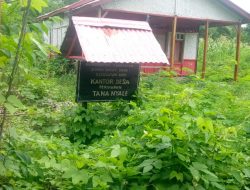 Kantor Desa Tana Nyale Terbengkalai Dan Di Tutup Rumput liar