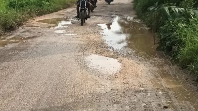 Jalan Rusak di Loura, Kodi Mirip Neraka, Harusnya Beraspal tapi Hanya Agregat di Bantu oleh Bumi Indah.