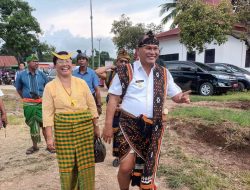 Mengenakan Pakaian Adat Kodi, Pj Bupati Tampil Memukau di Festival Budaya SBD