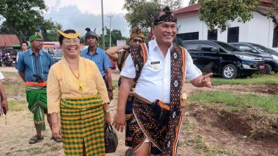 Mengenakan Pakaian Adat Kodi, Pj Bupati Tampil Memukau di Festival Budaya SBD