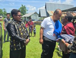 Kantor BPN SBD dan Pj Bupati Serahkan 100 Sertifikat bagi Warga Transmigrasi Lokal di Waipadi