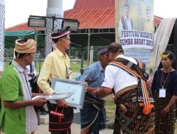 Pj Bupati SBD Serahkan Sertifikat HAKI untuk Kabara dan Pakalak di Festival Budaya