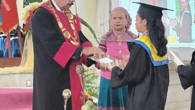 Unmaris Sumba Gelar Wisuda, Rektor Tekankan Peran Lulusan di Masyarakat