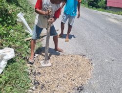 Direktur CV Pelli Indah Perbaiki Jalan Rusak di Karekabunu untuk Kelancaran Lalu Lintas