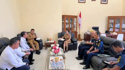 Masyarakat SBD Mendukung Bupati dan wakil Bupati Rencana Kapal KM Egon Sandar di Waikelo