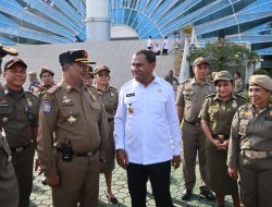 Wagub Johni Asadoma Betindak sebagai Pembina pada Apel Pagi bersama Satpol PP Provinsi NTT