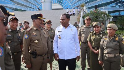Wagub Johni Asadoma Betindak sebagai Pembina pada Apel Pagi bersama Satpol PP Provinsi NTT
