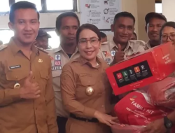 Pemerintah SBD Salurkan Bantuan Alat Pertukangan dan Bantuan Sosial kepada PPKS dan Korban Bencana