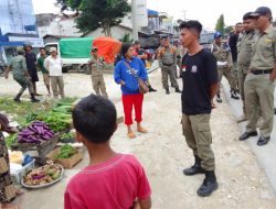POLISI PAMONG PRAJA (POL PP) DAN PETUGAS KEBERSIHAN DUKUNG PROGRAM BERSERI SUMBA BARAT