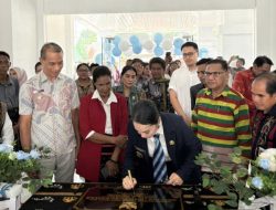 Bupati SBD Teken Prasasti Peresmian Pustu Kapaka Madeta, Bondo Balla, dan UPTD Puskesmas Waladimu