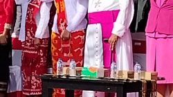 Uskup Edmund Woga,C.Ss.R Turut Hadir Mengikuti Upacara HUT RI Ke 81 tahun di Alun-Alun Tambolaka.