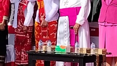Uskup Edmund Woga,C.Ss.R Turut Hadir Mengikuti Upacara HUT RI Ke 81 tahun di Alun-Alun Tambolaka.